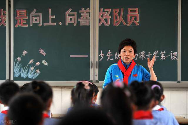 秦傲东不知道叶辰哪来的这么大底气，更不知道，叶辰手里还拿着他二叔给的一张卡......很快，又是几件藏品被拍走，接下来是一块半成品田黄玉胚。